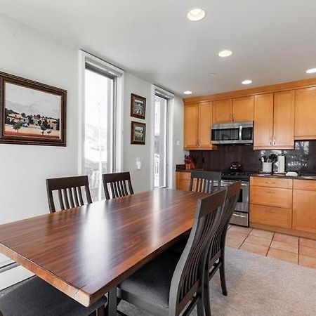 Village Center Condos ベール 部屋 写真