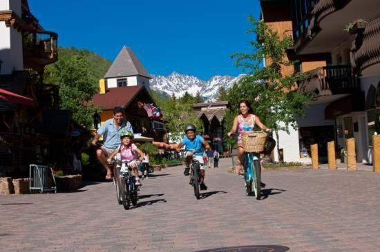 Village Center Condos ベール エクステリア 写真