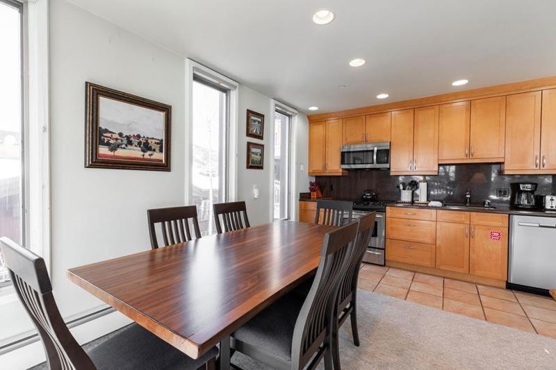 Village Center Condos ベール 部屋 写真
