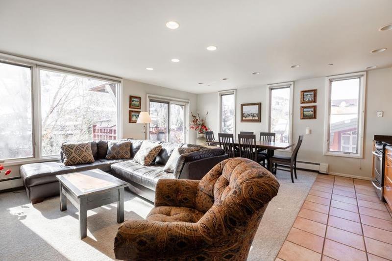 Village Center Condos ベール 部屋 写真