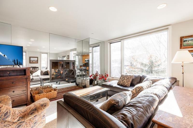 Village Center Condos ベール 部屋 写真