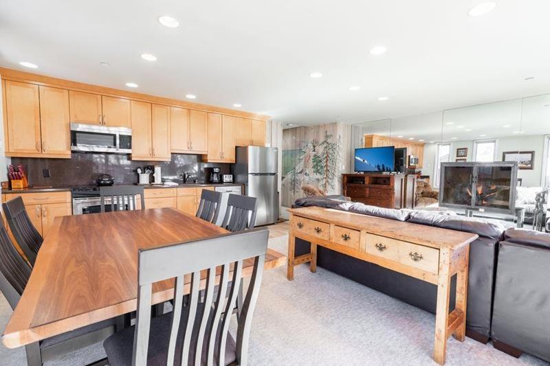 Village Center Condos ベール 部屋 写真
