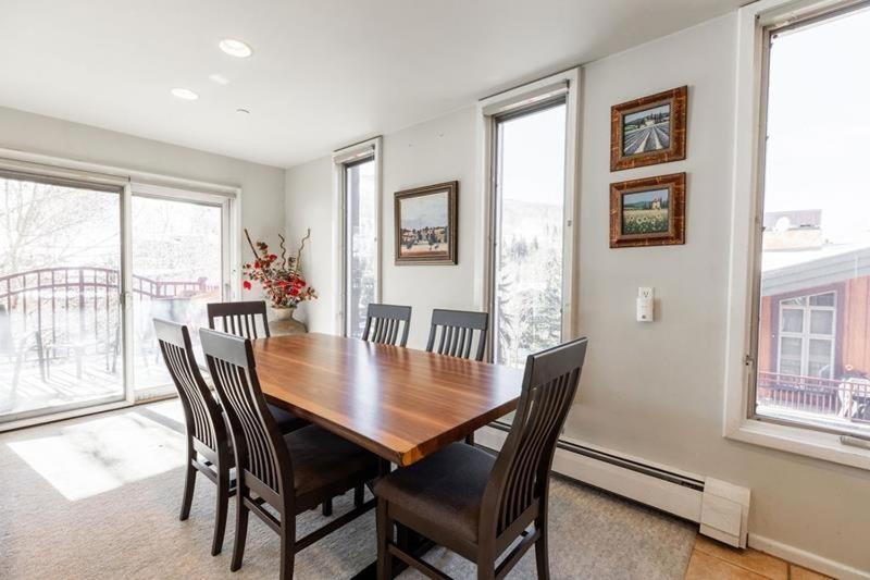 Village Center Condos ベール 部屋 写真