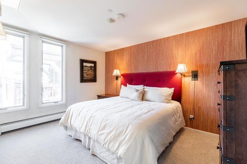 Village Center Condos ベール 部屋 写真